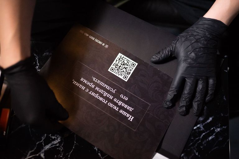 Подарочный сертификат SPA CITY в тёмном конверте с QR-кодом